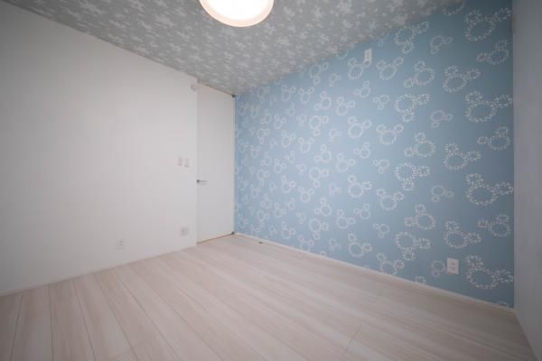 遊び心のあるアクセントクロスが映える子供部屋の画像