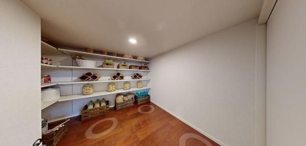 階段下収納の画像