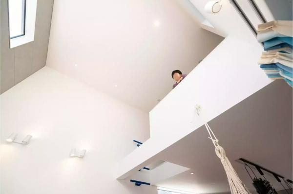 吹き抜けのある、明るく開放的なリビングの画像