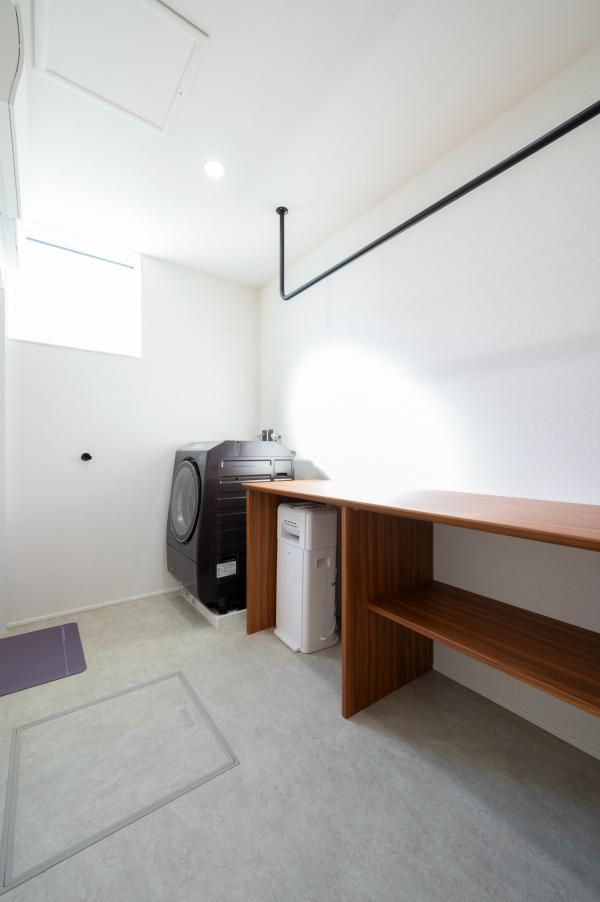 家事効率を高める工夫を取り入れた脱衣室の画像