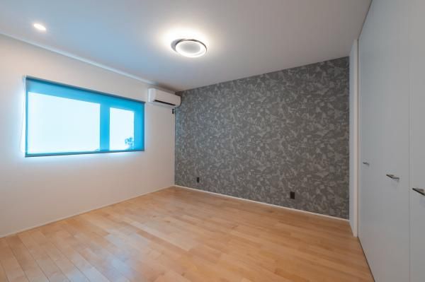 アクセントクロスが空間の印象を引き立てる寝室の画像