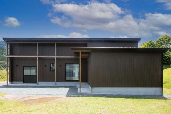庇が大きく跳ね出した平屋の家