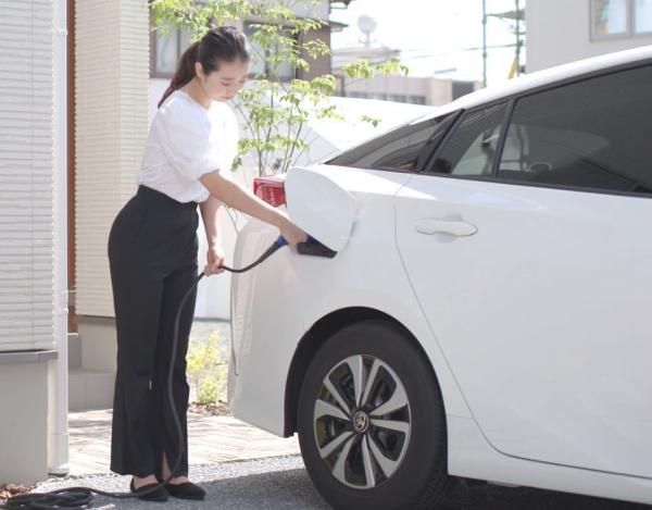 PHV・EV車用200V充電アダプターの画像