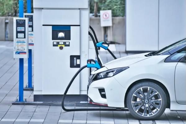 PHV・EV車用200V充電アダプターの画像