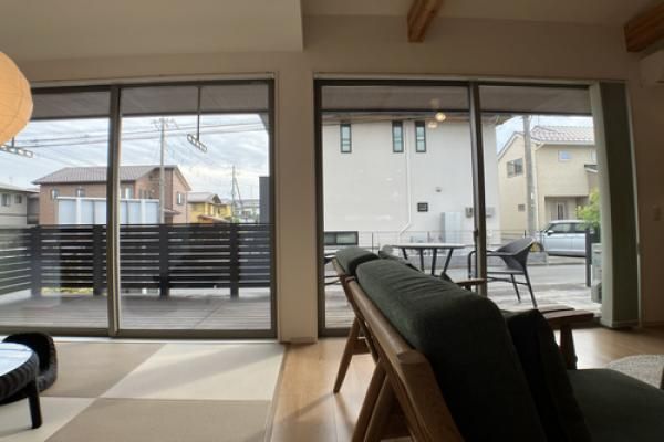 リビングからそのまま、外のウッドデッキ空間へとつながる開放的な設計の画像