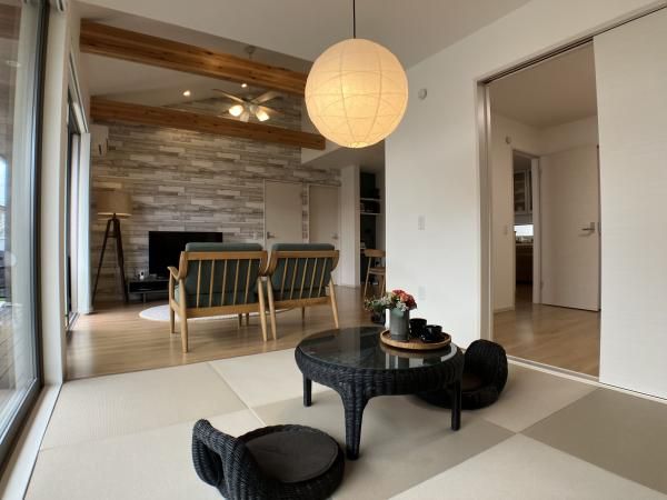 人気の和モダンテイストに、琉球畳を取り入れた心安らぐ癒しの空間の画像