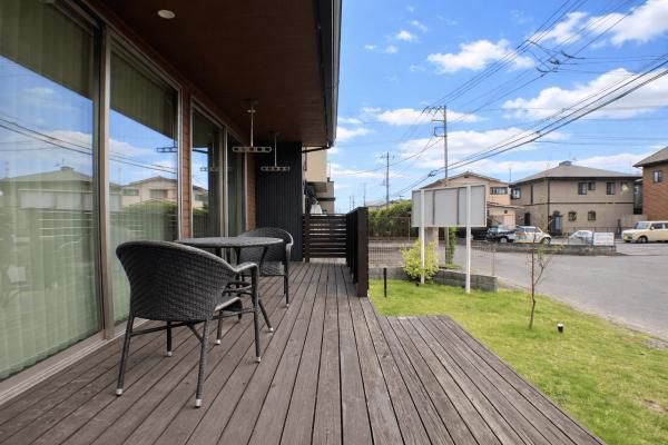 IKIの深い軒を活かしたを活かしたウッドデッキが、心地よい広がりと魅力的な空間を演出の画像