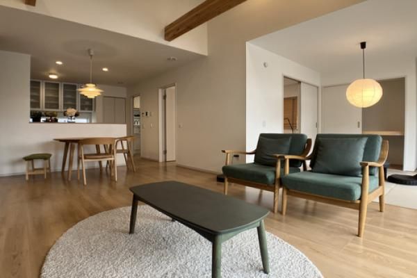 室内は洗練された家具で統一されており、清潔感と開放感のある心地よい空間にの画像