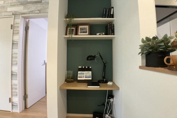 リビング空間に設けられたスタディカウンターの画像