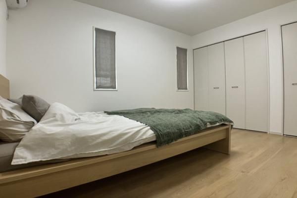 毎日の始まりと終わりをやさしく包み込む主寝室の画像