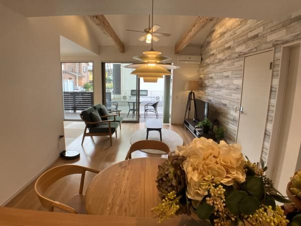 キッチンから見渡す、開放感あふれるリビングの画像