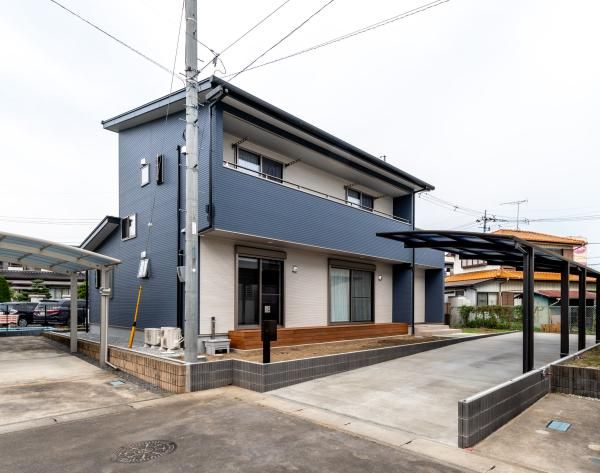 青い外壁が目を惹くZEH仕様の家