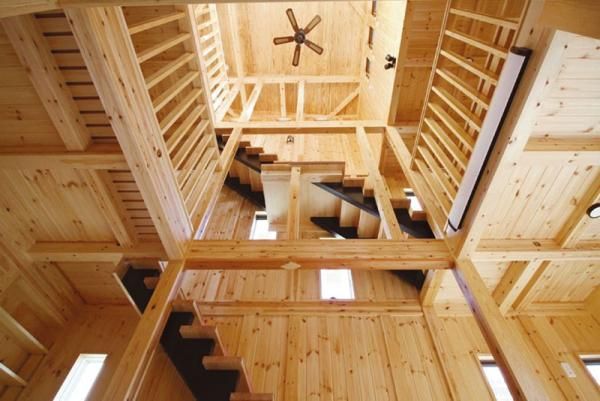 壁一面に木をあしらい、空間にぬくもりをの画像