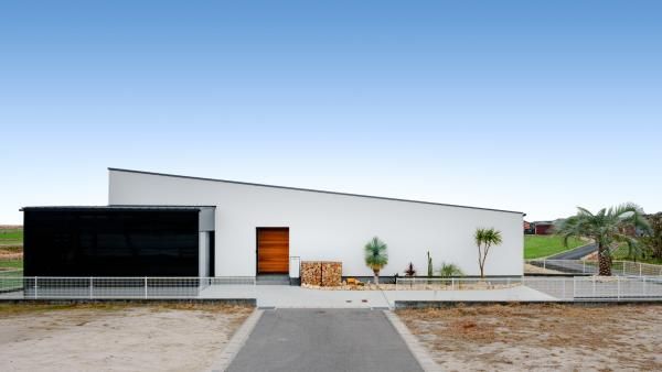 豊かな田園地帯に建つ平屋