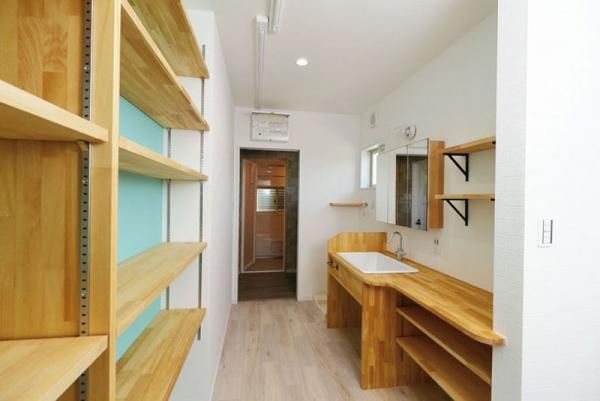 収納やカウンターにも木の質感をの画像