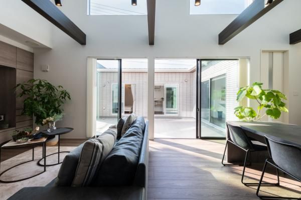 テラスを囲む設計が叶える、ゆとりある暮らしの画像