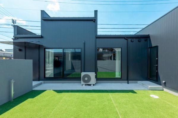高天井の開放感あるリビング、平屋暮らし