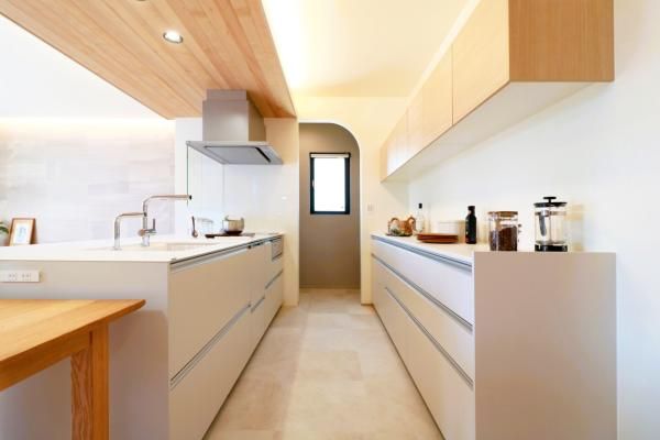 白とグレージュが調和する上品な住まいの画像