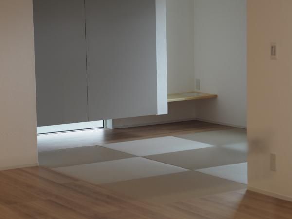 お洒落な造作家具や空間演出のある大屋根の家
