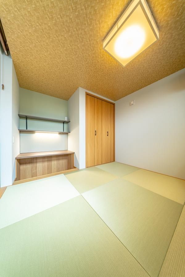 和モダンに仕上げた、家族で使える小上がりの和室の画像