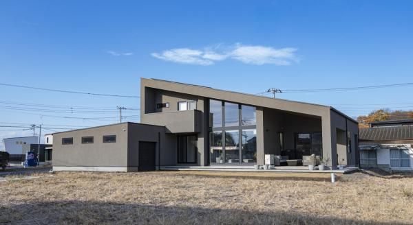 陰影が美をつくる、上質なグレートーンの住まい