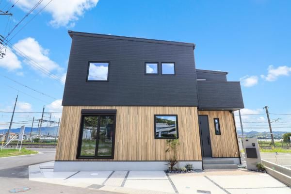 木のぬくもりと光がつなぐ、開放感あふれる住まい