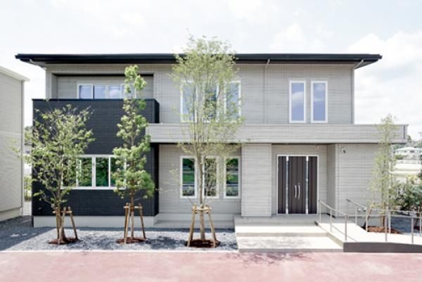 木の表情を楽しむ、品格ある住まい
