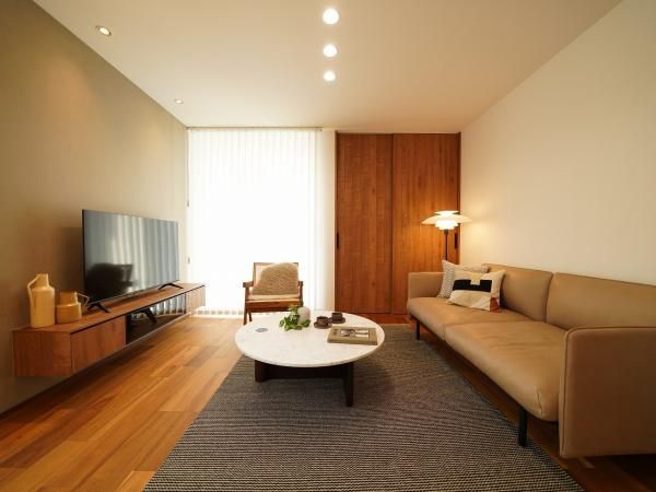 平屋と二階建ての魅力を一度に体感できる住まい_1階リビングの画像