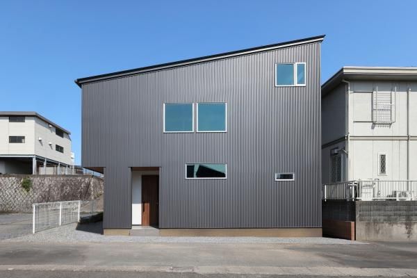 光を取り込む2階リビングとロフトのある住まい