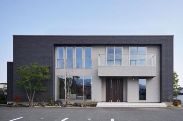 吹き抜けと多彩な居場所が広がる住まい