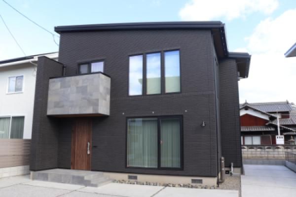 吹き抜けのリビングと和室がつながる住まい