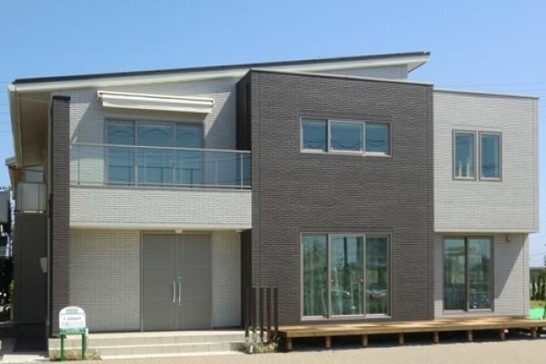 白を基調とした空間に、暮らしやすさを丁寧に組み込んだ住まい