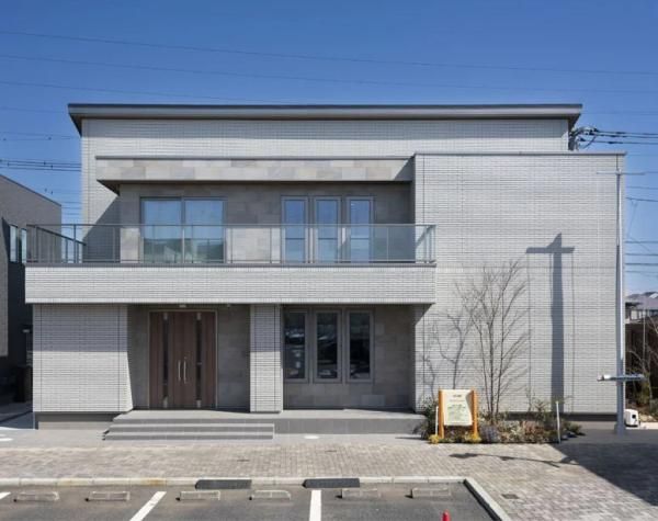 淡い木目に包まれた、明るく洗練された住空間