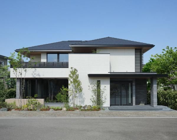 中庭と吹き抜けが生み出す開放感を楽しむ邸宅