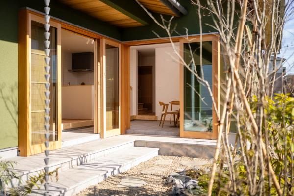 自然を身近に感じる、庭とつながる住まいの画像