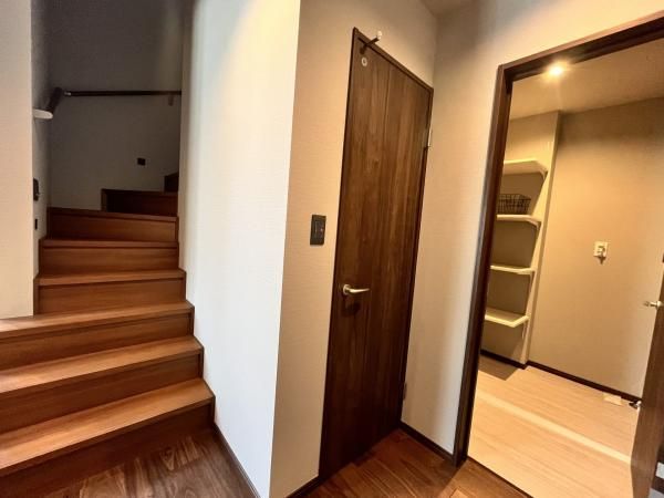 階段を中心に移動できる便利な家事回遊動線の画像