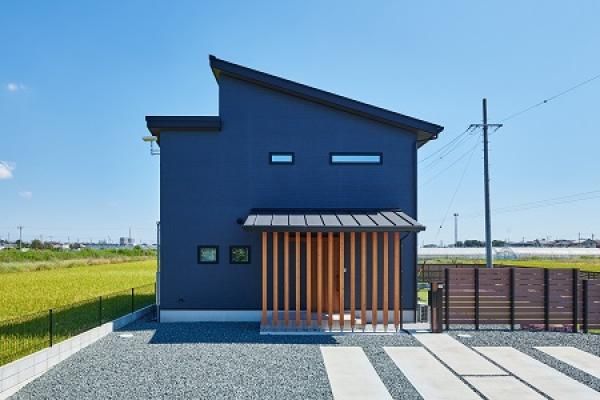 広い庭とシアタールームのある趣味を楽しむお家