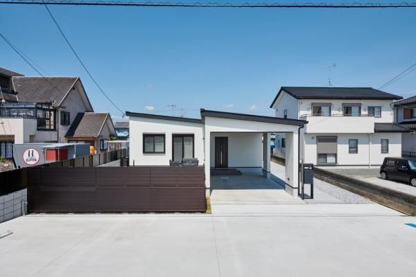 緑豊かな庭と調和したシンプルデザインの平屋住宅