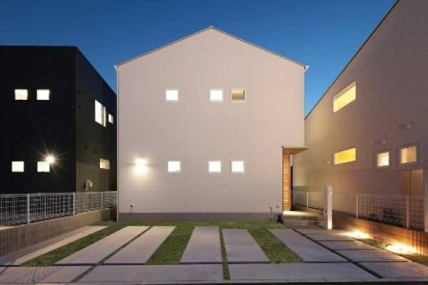 陽ざしたっぷりの明るいリビングと秘密基地がある家