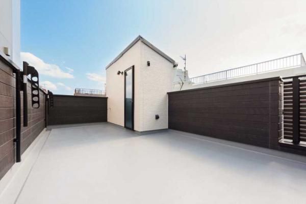 空とつながるルーフバルコニーも見どころのポイント。お家から花火大会も見えるかも！？の画像