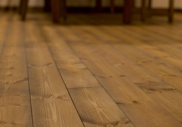 心地よい自然素材の床材～無垢床材 パインフローリング～