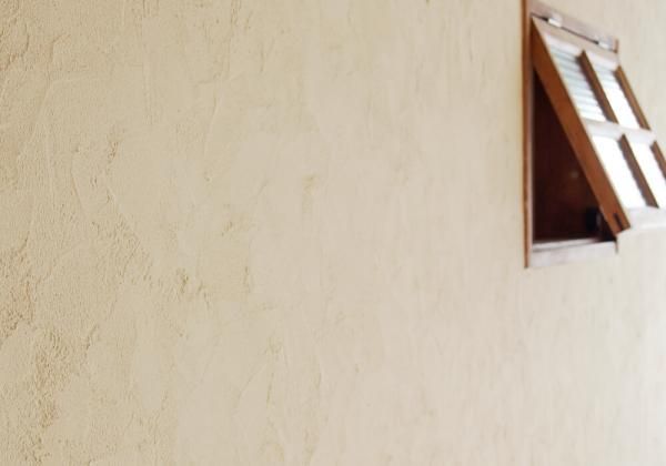 天然素材でつくる優しい表情の壁～ゼオライト内装塗り壁材 AZ wall～の画像