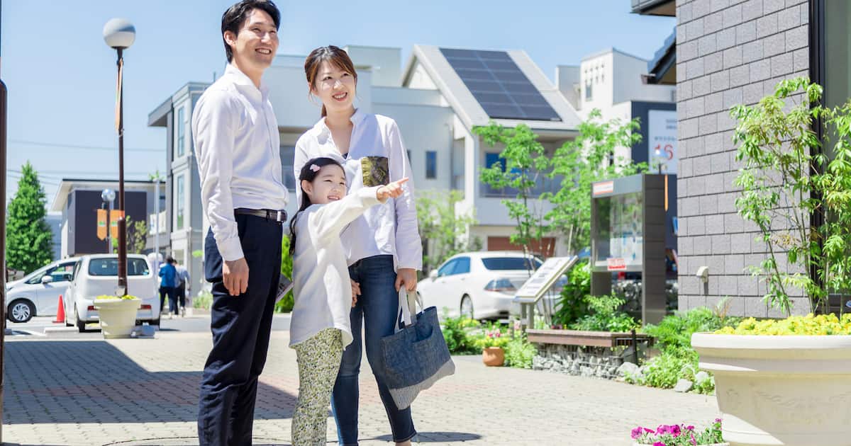 住宅展示場にいる家族
