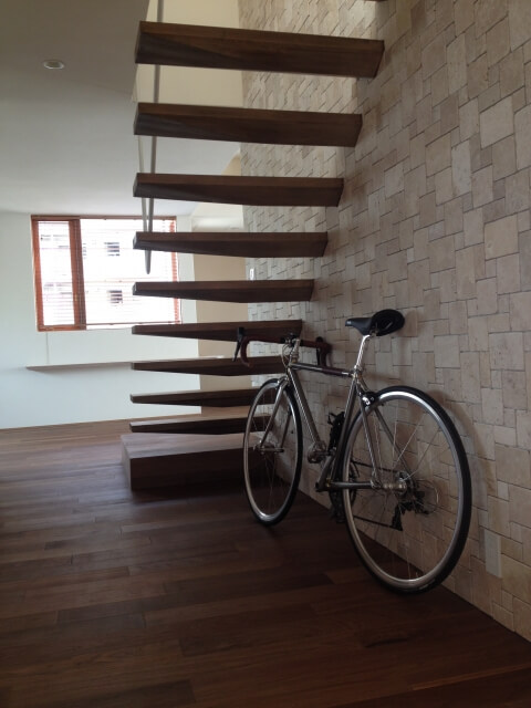 スケルトン階段下に置いた自転車