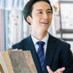 説明をする男性